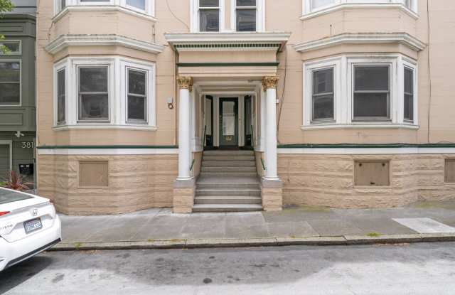 Large, pet friendly 2BR with hardwood floors and laundry in unit