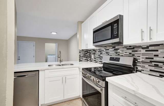 Photo of Fully Renovated 3BD/2BA in Lakes of Jacaranda - Plantation