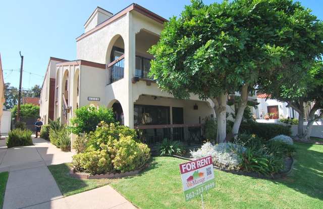 Upper Level 3 Bedroom Belmont Shore Apartment