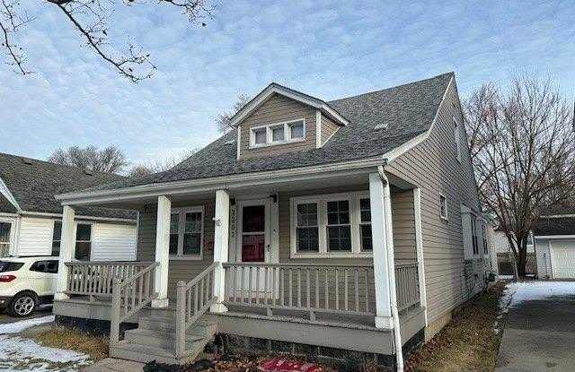 2202 HOLLYWOOD Avenue