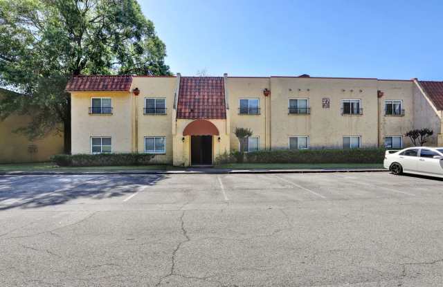 Move in ready 2 bedroom/ 1 bathroom condo!