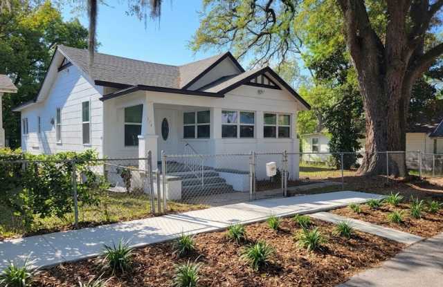 Fully Renovated 3/1 first floor single family home available for Immediate rent!