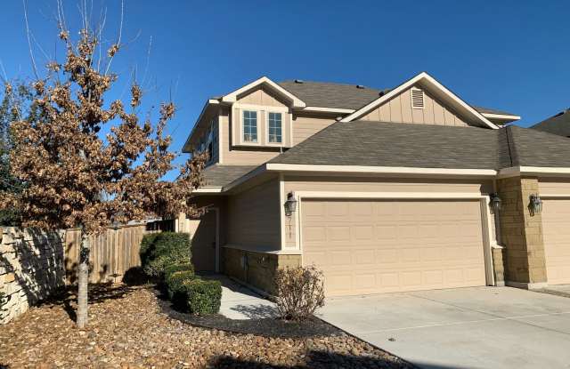 3/2.5/2 Townhome in Old Mill Crossing / Close to Gruene & Downtown New Braunfels / Fridge & Washer & Dryer Included / CISD