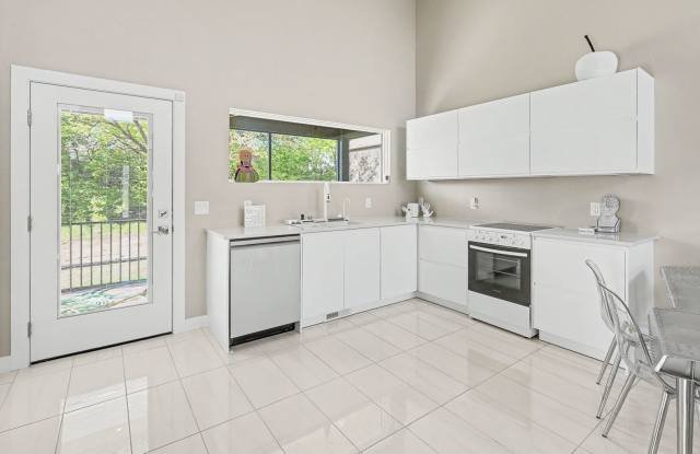 Rent: 2 bed unit