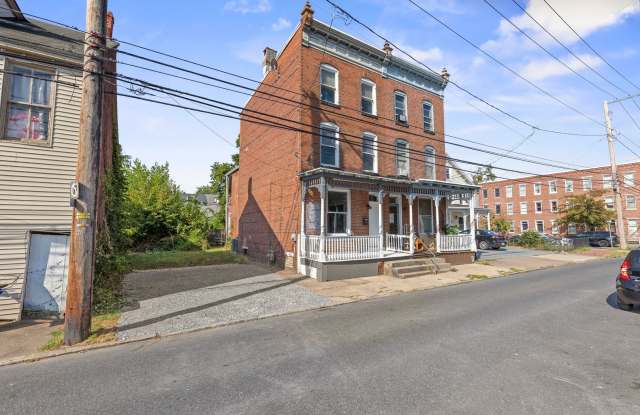 Spacious 4 Bedroom Single Family on Susquehanna St