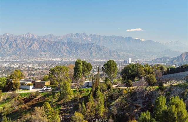 13741 Mulholland Drive 1/2