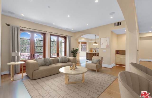 1101 S Gretna Green Way