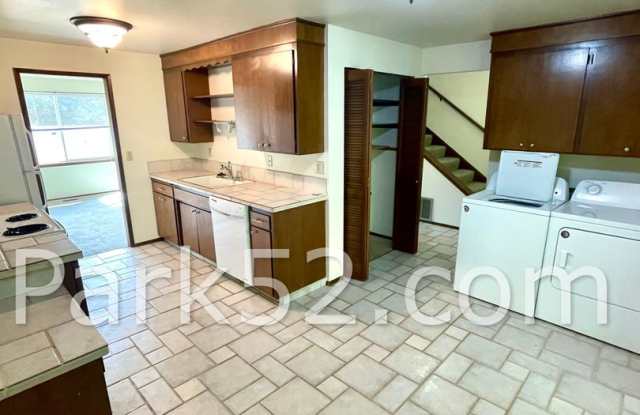 $500 Off the 1st Full Month! Spacious Fircrest 2 Bedroom Townhouse