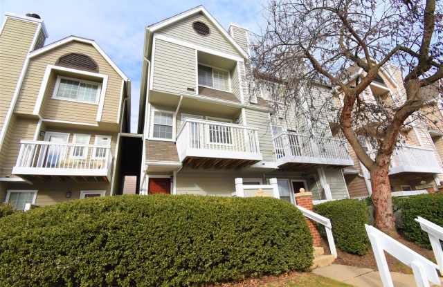 Two Level (1BR/1BTH) Condo in Gables on Tuckerman!!