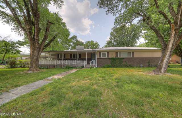1304 Crestwood Drive