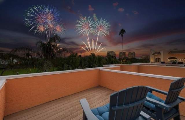 922 N SHORE DRIVE NE