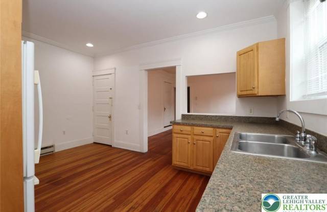 728 E 6th Street unit: 1