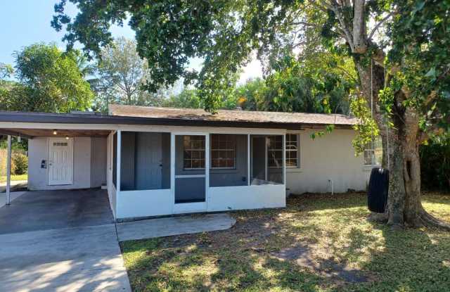 Available 07/01/2026!!! 3/2 in Fort Myers