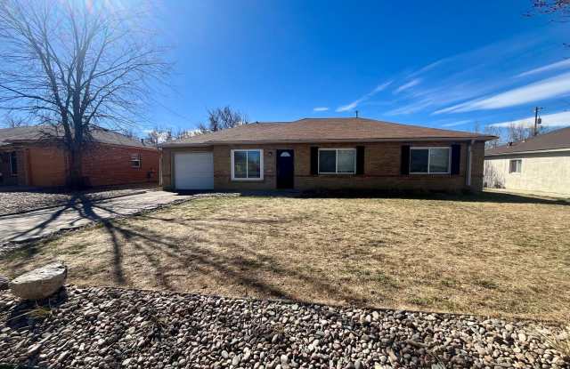 $1000 off first months rent!!  Spacious 4 bedroom 2 bath house with large backyard!