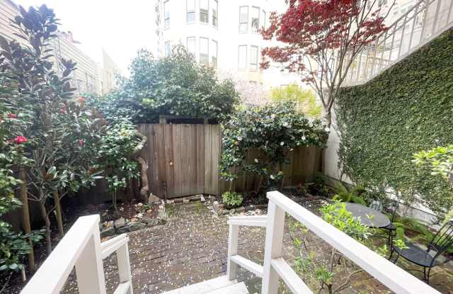 Nob Hill: Central Upper Nob Hill Location Studio with Beautiful Private Garden