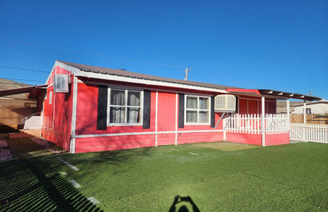 Beautiful 3 Bedroom with additonal 4th bedroom! Larg fenced front & backyard!!