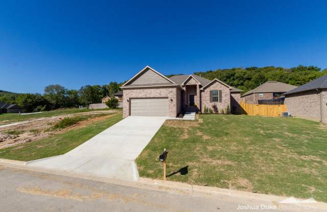 3 bedroom 2 bath modern style home minutes from I-49 and Fayetteville access !!