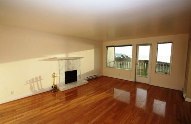 Amazing Ocean Views! Ocean Facing 2 Bed, 1 Bath Condo in Pacifica