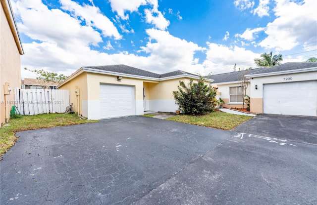 4450 SW 72nd Way - 4450 Southwest 72nd Way, Davie, FL 33314