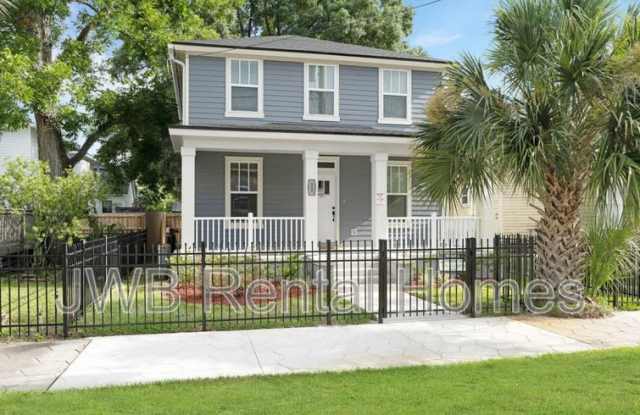 Photo of 32 10th St E