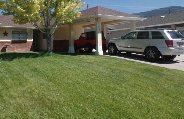 Photo of 3 bed - 2 bath Single Story Pet Friendly - Heart of Cedar City!