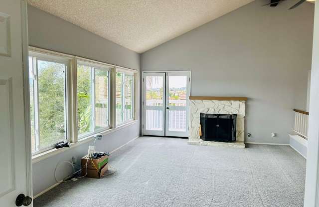 Large 3 bedroom home in quiet neighborhood cul-de-sac with amazing views