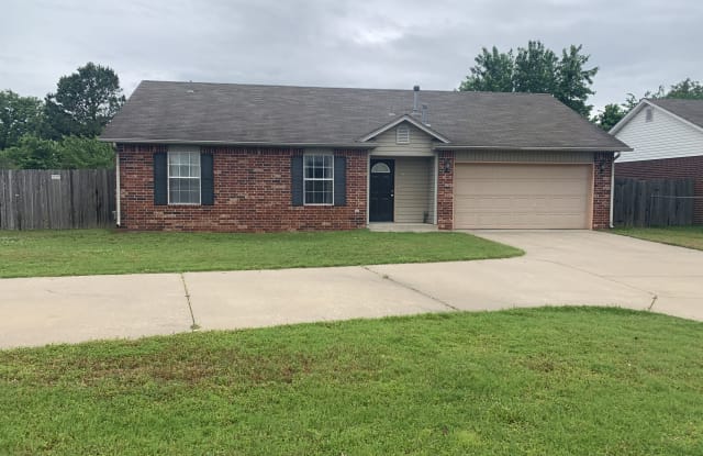 2320 South Hickory Street - 2320 South Hickory Street, Sapulpa, OK 74066