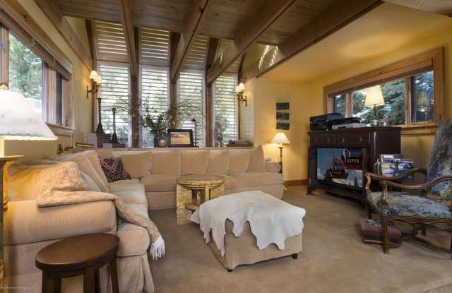 237 W Hopkins Avenue