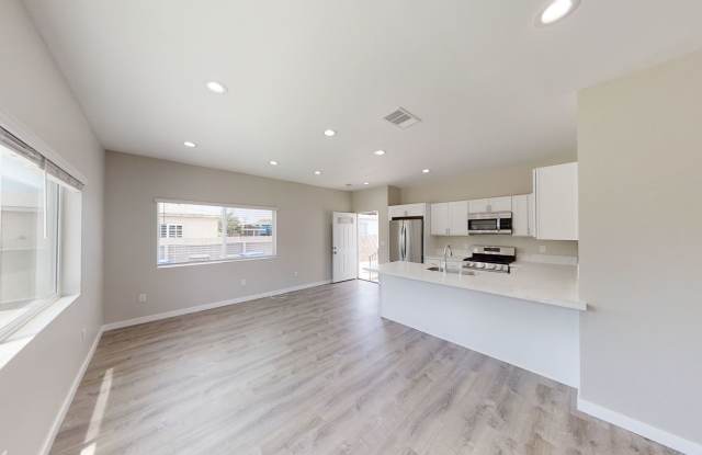 4BD/2BA on Art! Lots of Parking!