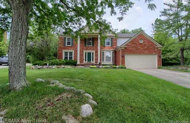 45284 ROUNDVIEW Drive