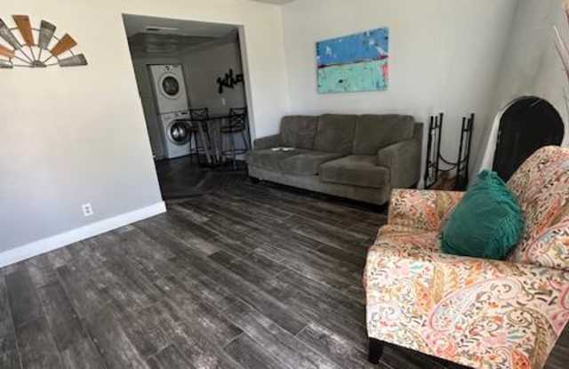 Photo of 8026 East Oak Street