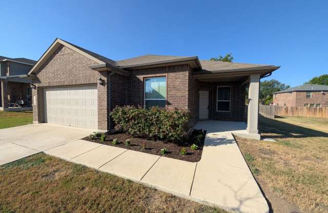 4/2/2 off HWY 46/ Fridge, Washer , Dryer Included / Fenced in Yard / NO Carpet / CISD *2 weeks free rent off the first full month*