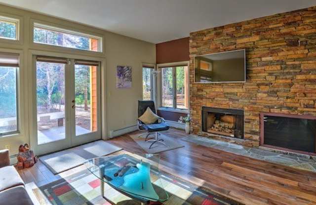 Incline Village: Condo - 2 Bedrooms, 2 Bathrooms, 1 Car Garage, Walk to Lake