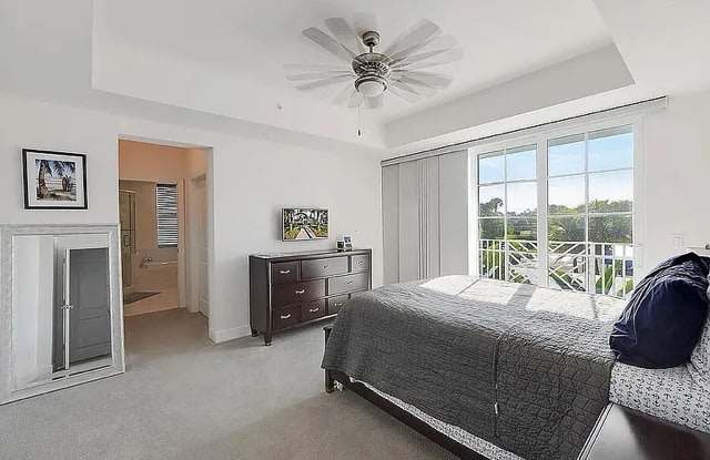 925 Bay Colony Drive South