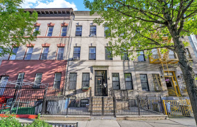 Welcoming  1-Bedroom with Home Office and Private Terrace.