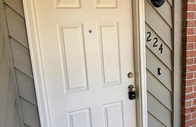 512 Lake Forest Boulevard