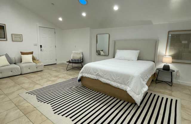 Photo of PRIVATE , FURNISHED Beverly Hills Studio Back House ! All utilities included