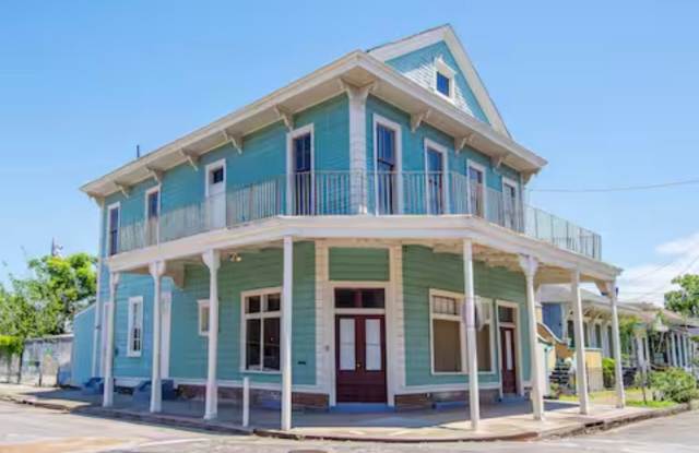 Photo of Historic, Renovated 3BR with Wrap-Around Balcony Near St. Charles