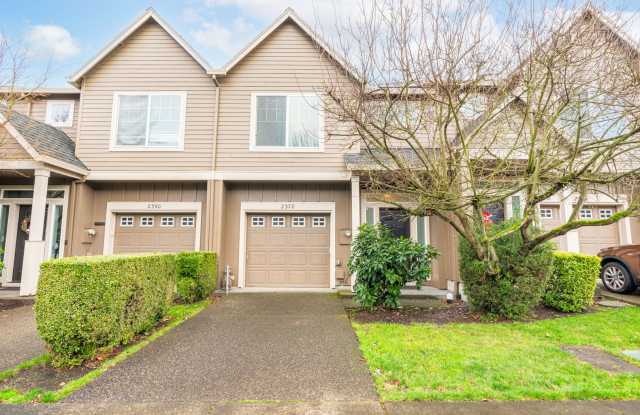 Beautiful Townhome in the Highly Desirable Oak Hills community!