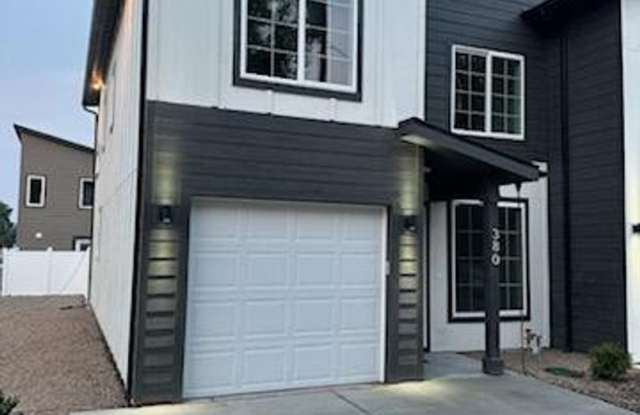 Brand New 3 bed, 2.5 bath PLUS a garage townhomes in Mountain Home - 11 minutes to AFB