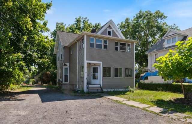 1179 Lyell Ave