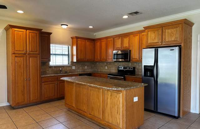 Spacious 5/4 House with Open Floor Plan Near Campus!