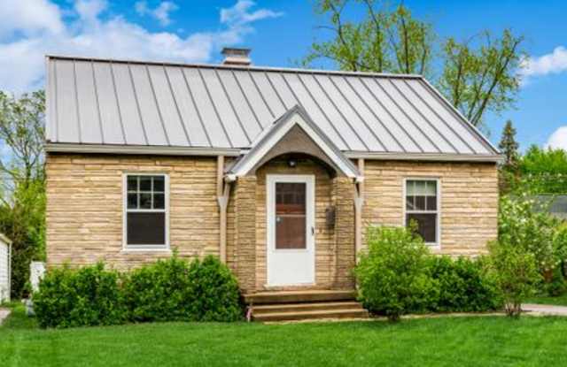 Photo of 230 East Royal Forest Boulevard