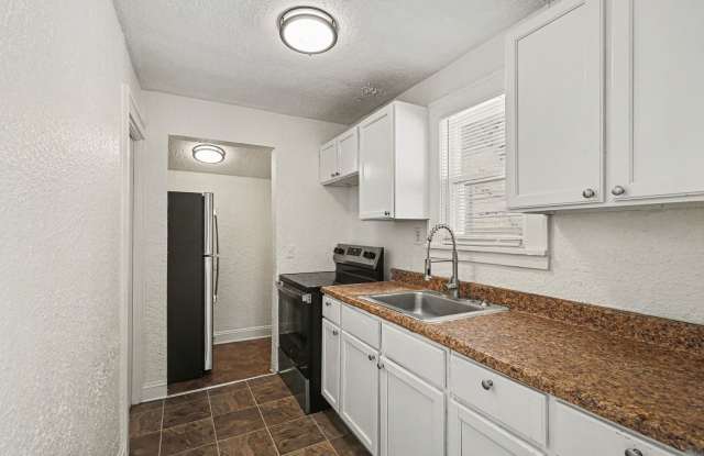 MOVE IN SPECIAL* $250 Off First Full Month's Rent OR Free 55in TV! Cozy 2 Bed, One bath Home in Downtown KC!