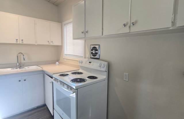 2 bed / 1 bath Duplex