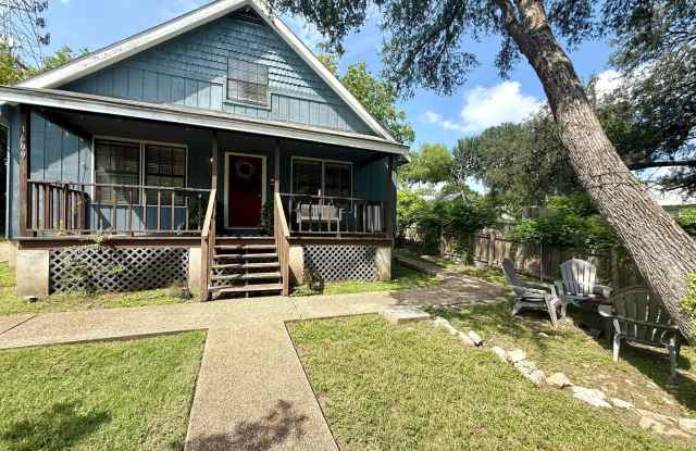 4/3 Home in Clarksville! Incredible location! Available for mid-July!