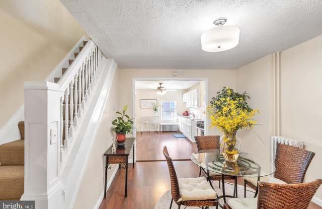 2925 E MONUMENT Street