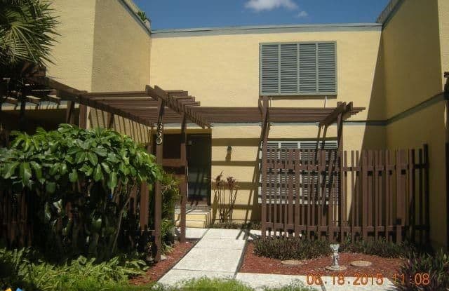 1660 W Golfview Dr - 1660 W Golfview Dr, Pembroke Pines, FL 33026
