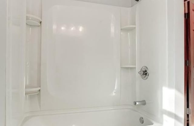 Photo of 6 bedroom 2 bathroom available 06/01/2026