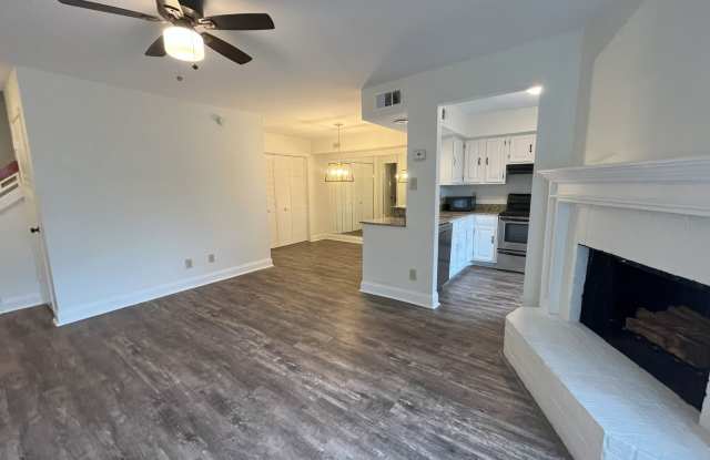 2 bed, 1.5 bath Townhouse on E Bayou Parkway!